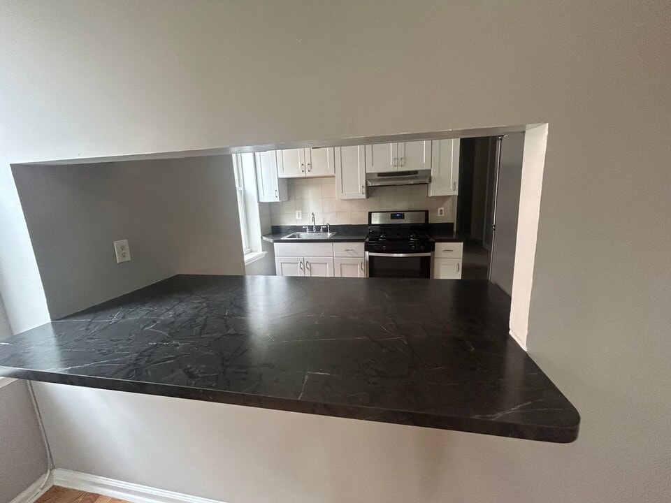 514 W Queen Ln in Philadelphia, PA - Building Photo