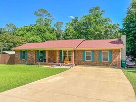 1924 Harriet Dr in Tallahassee, FL - Building Photo