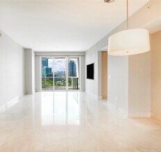 50 S Pointe Dr, Unit 906 in Miami Beach, FL - Building Photo - Building Photo