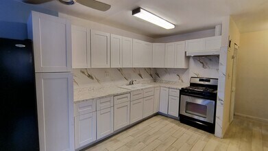 323 Avenue C, Unit 3rd FL in Brooklyn, NY - Building Photo - Building Photo