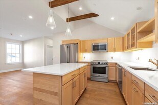 108 South St in Oyster Bay, NY - Building Photo