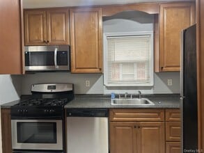 46 Beechwood Ln in North New Hyde Park, NY - Building Photo - Building Photo