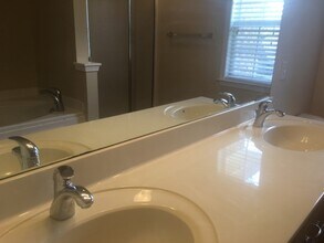 1175 Cynthia Ln in Spring Hill, TN - Foto de edificio - Building Photo