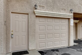 10550 W Alexander Rd in Las Vegas, NV - Building Photo - Building Photo