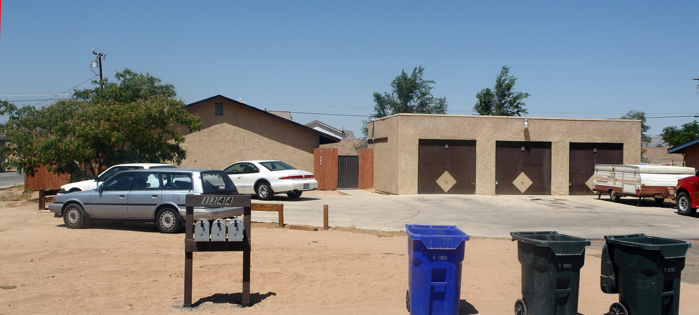 13444 Mohawk Rd in Apple Valley, CA - Building Photo