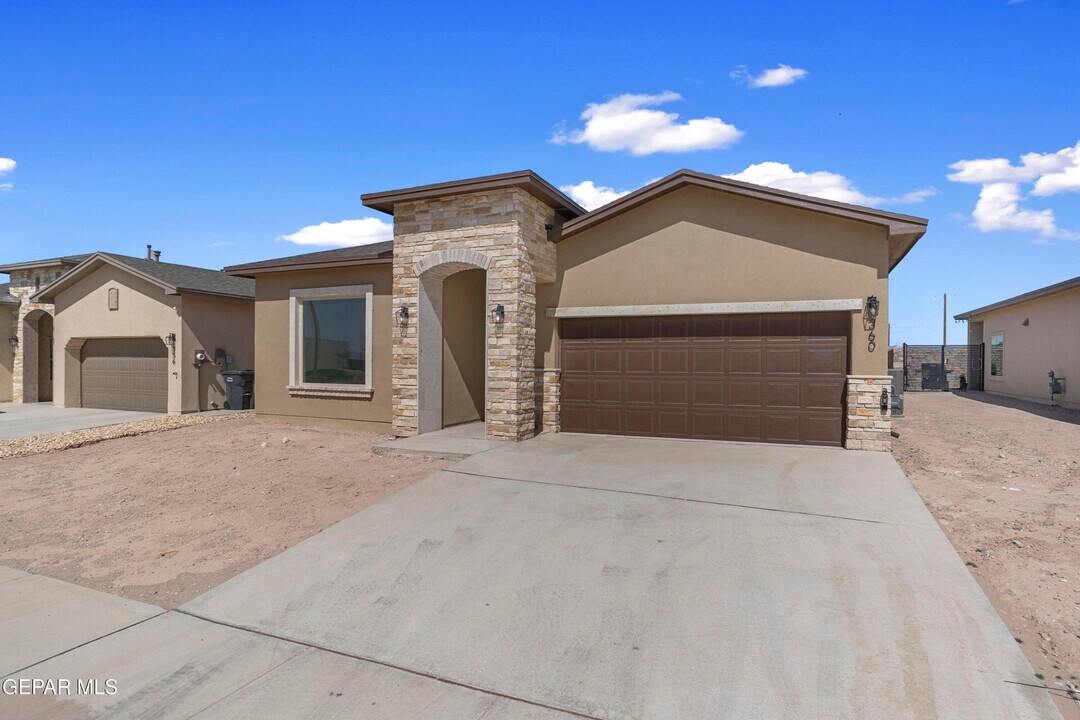 360 Playa Vis St in Horizon City, TX - Building Photo