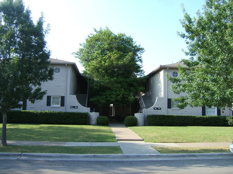 The Plaza in Dallas, TX - Building Photo