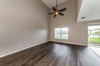 329 Beacon Harbour Loop in Bradenton, FL - Foto de edificio - Building Photo