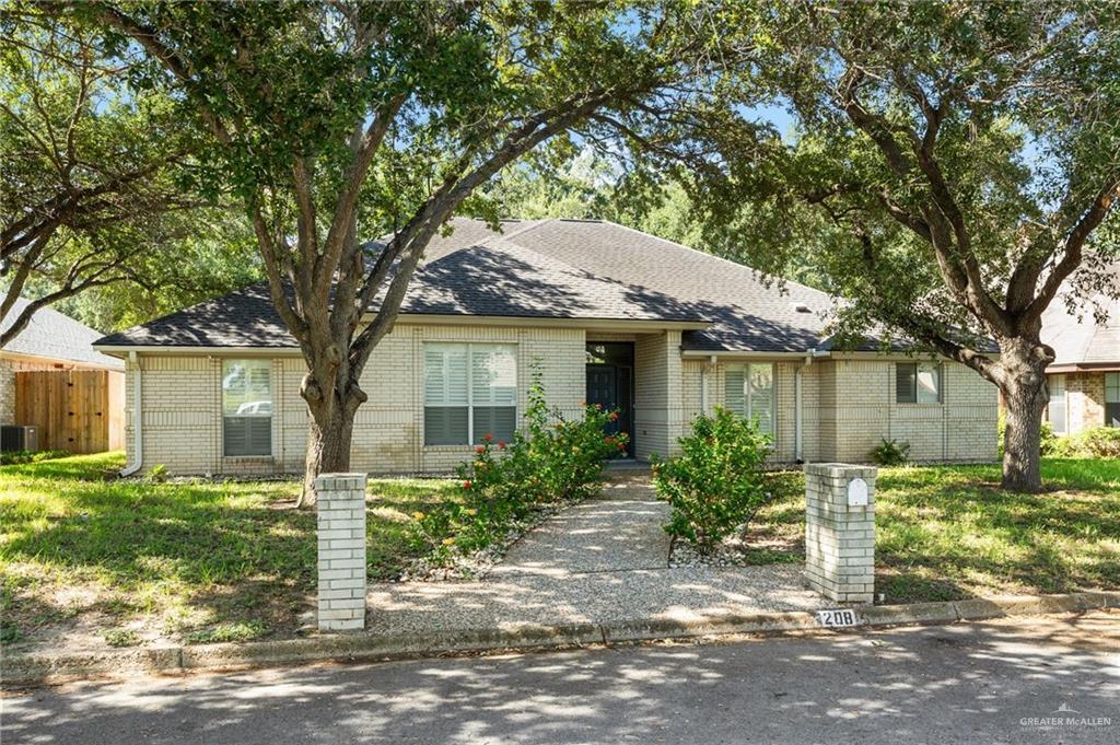 208 E Lark Ave in McAllen, TX - Building Photo