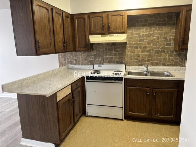 47 Sanford St, Unit Apt #7 in Bangor, ME - Foto de edificio - Building Photo