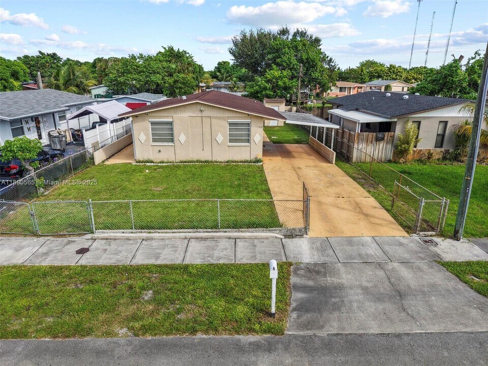 5633 SW 40th St in West Park, FL - Building Photo