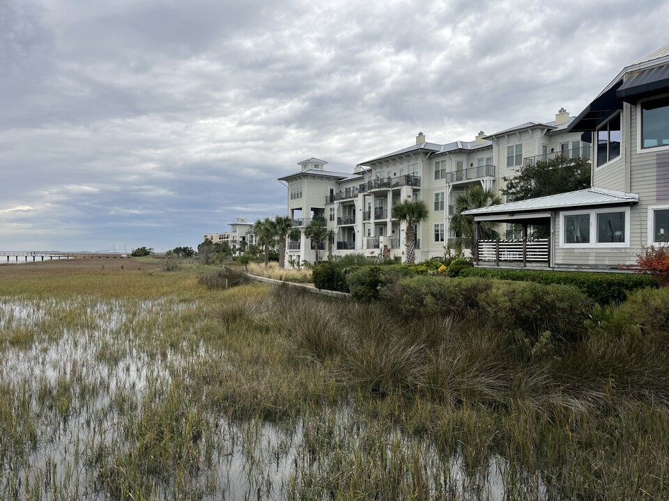 20 Waterfront Dr, Unit Waterfront 123 in St. Simons Island, GA - Building Photo