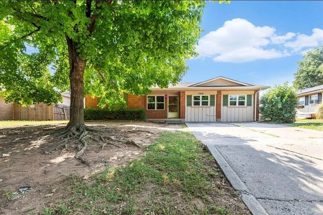 700 Claremont Dr in Norman, OK - Building Photo