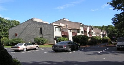 Oakwood Apartments in Bellingham, MA - Building Photo - Building Photo