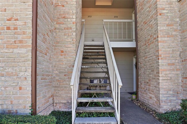 2100 Wilcrest Dr in Houston, TX - Building Photo - Building Photo