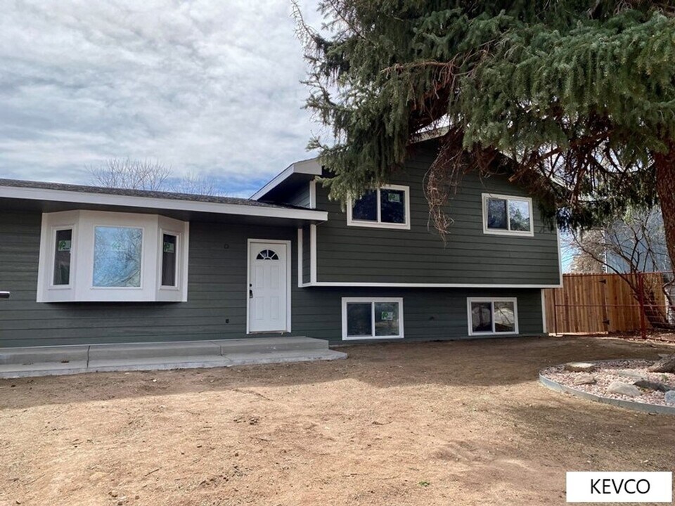 2401 Evergreen Dr in Fort Collins, CO - Building Photo