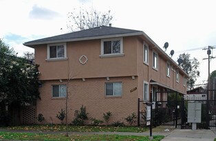 2422 V St in Sacramento, CA - Building Photo