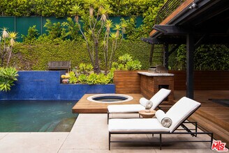2050 N Edgemont St in Los Angeles, CA - Building Photo - Building Photo