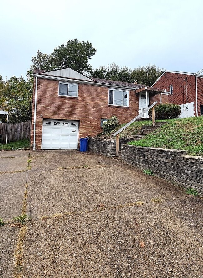 2228 Glenbury St in Pittsburgh, PA - Building Photo - Building Photo