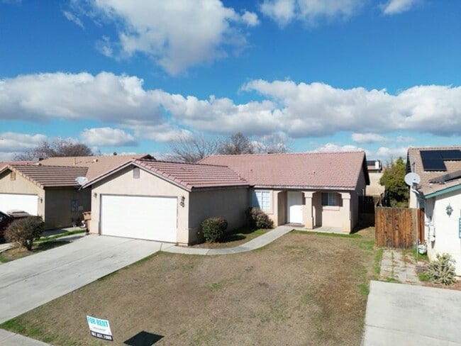 Cozy 4-Bedroom Home in North Bakersfield in Bakersfield, CA - Building Photo - Building Photo