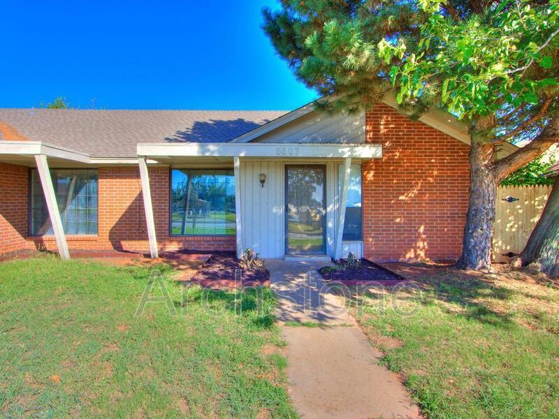 6607 Lyrewood Ln in Oklahoma City, OK - Building Photo