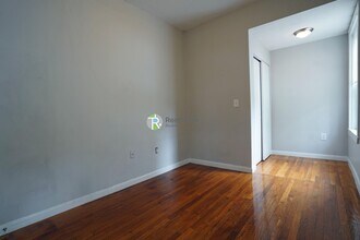 23 Maple St, Unit 4 in Watertown, MA - Building Photo - Building Photo