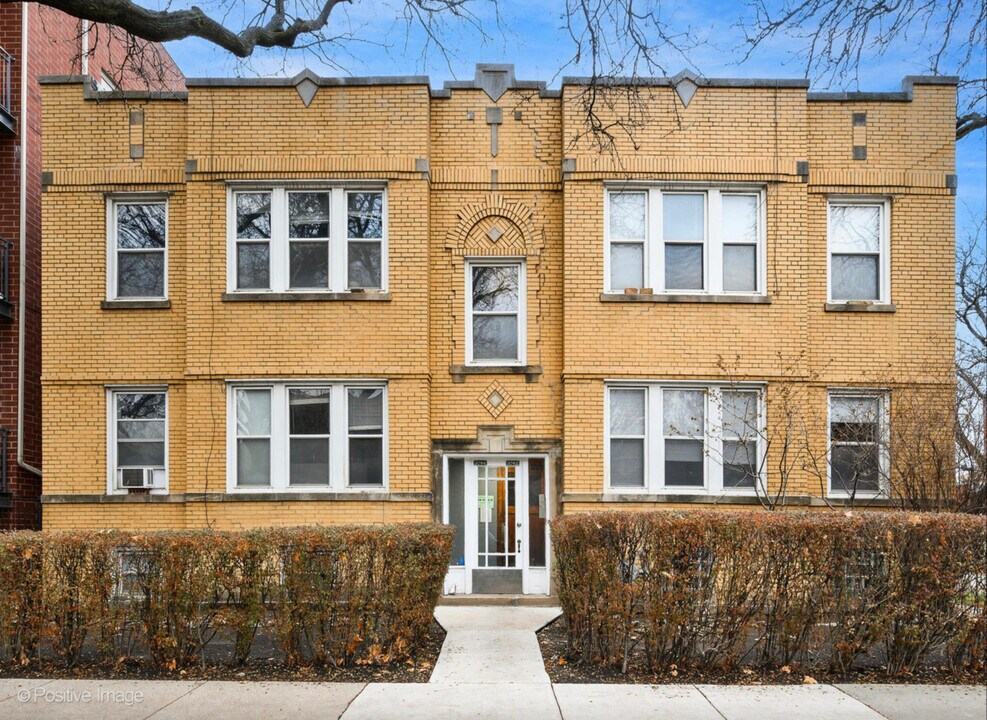 3700 W Cornelia Ave in Chicago, IL - Building Photo
