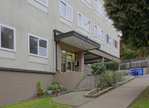 Royal Clinton Apartments in New Westminster, BC - Building Photo - Building Photo