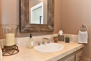 1571 Voorhees Cir in St Helena, CA - Building Photo