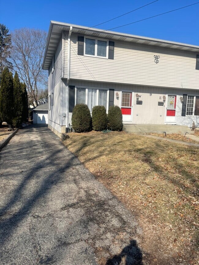 9 Railroad St in East Dundee, IL - Foto de edificio - Building Photo