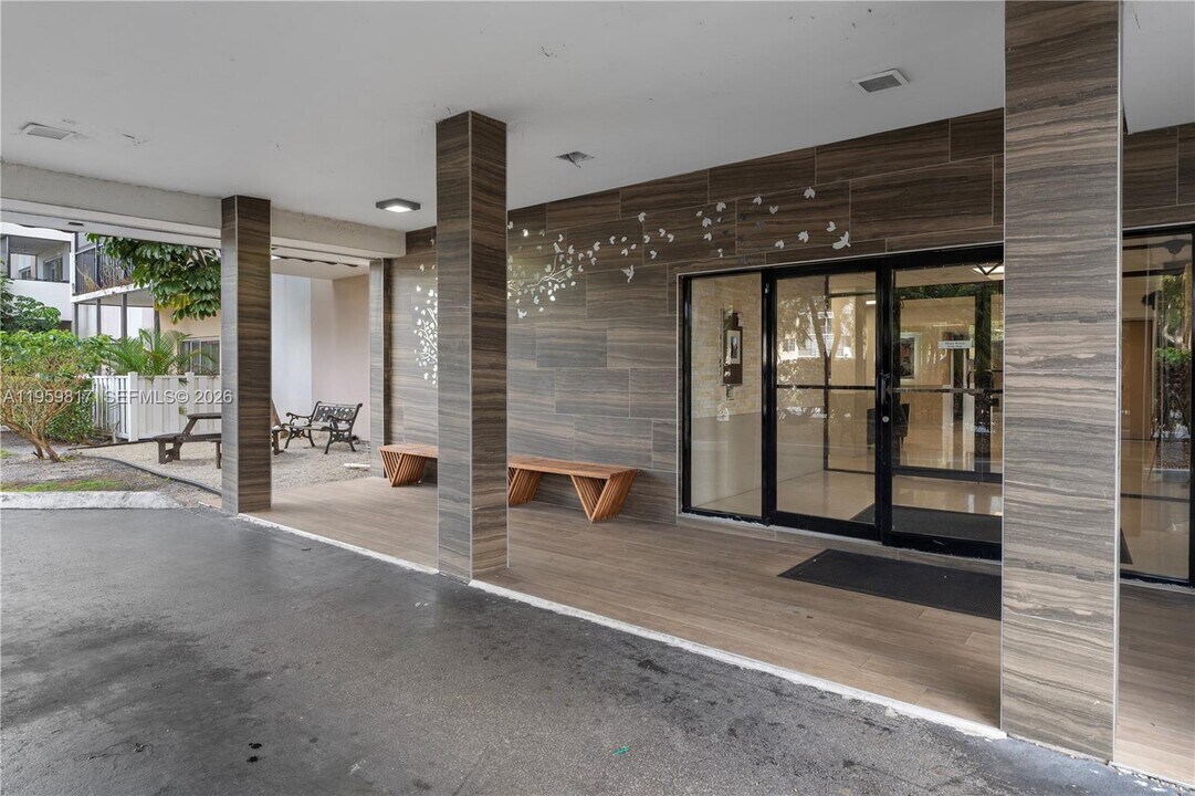 4164 Inverrary Dr in Lauderhill, FL - Building Photo