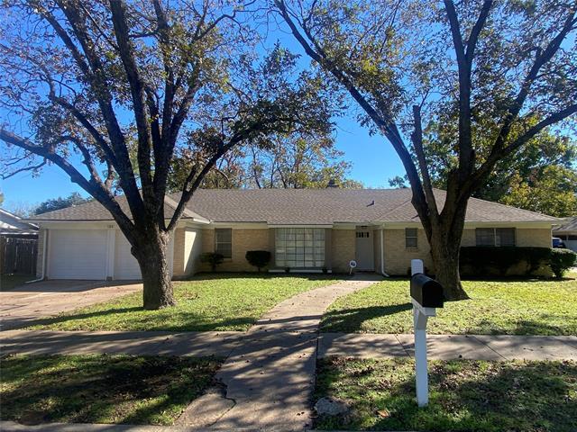 1214 Crest Ridge in Ennis, TX - Building Photo