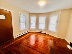 32 Washington St, Unit 1 in Bristol, CT - Foto de edificio - Building Photo