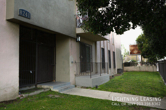 8241-8245 Whitsett Ave in Los Angeles, CA - Building Photo - Building Photo