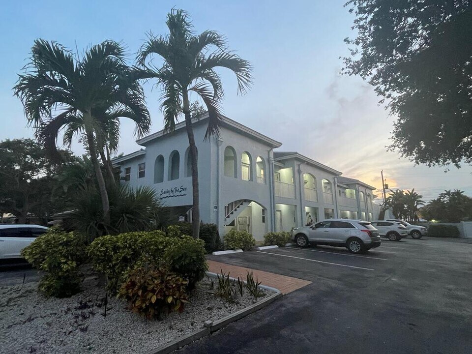 4611 Poinciana St in Lauderdale-by-the-Sea, FL - Building Photo