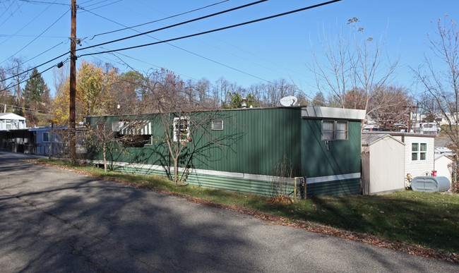 100 Pleasant Hills Blvd in Pittsburgh, PA - Foto de edificio - Building Photo