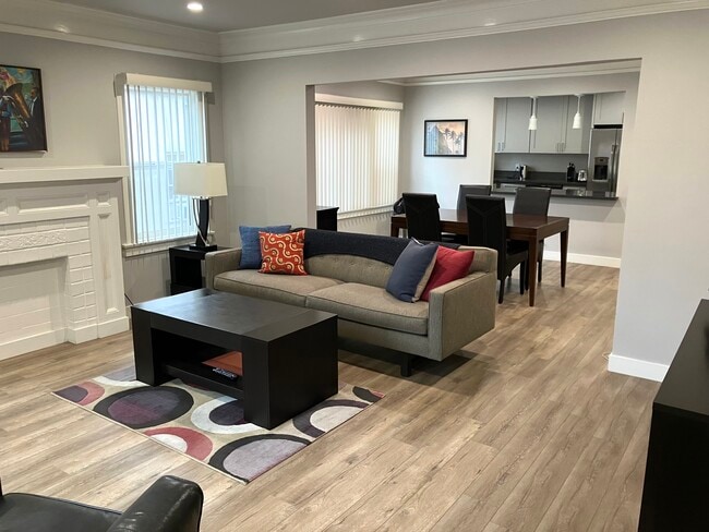 2059 N Vermont Ave, Unit 2059 half in Los Angeles, CA - Building Photo - Building Photo