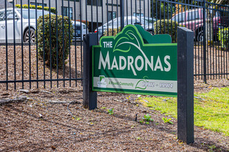 Madronas Apartments in Seatac, WA - Foto de edificio - Building Photo