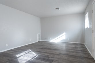 236 N M Ave in El Reno, OK - Foto de edificio - Building Photo