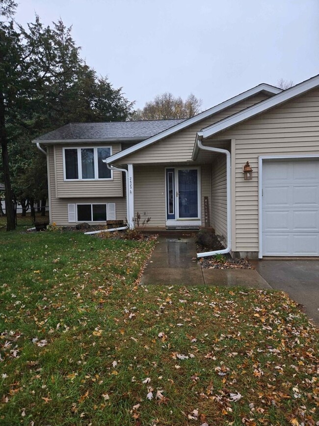 2623 Edgewood Ln in Eau Claire, WI - Building Photo - Building Photo