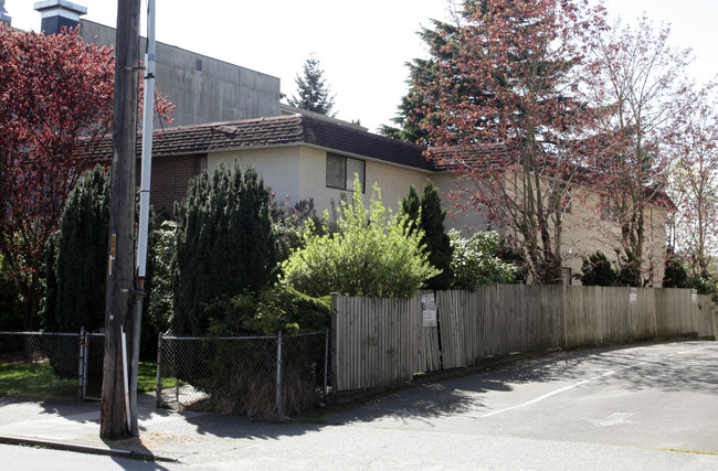 Guillemot Apartments in Seattle, WA - Building Photo - Building Photo