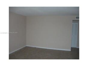 1801 S Treasure Dr in North Bay Village, FL - Foto de edificio - Building Photo