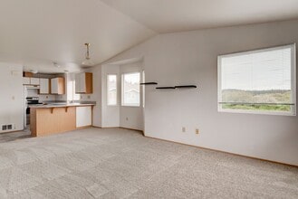 651 NE Ellis Way in Oak Harbor, WA - Building Photo - Building Photo