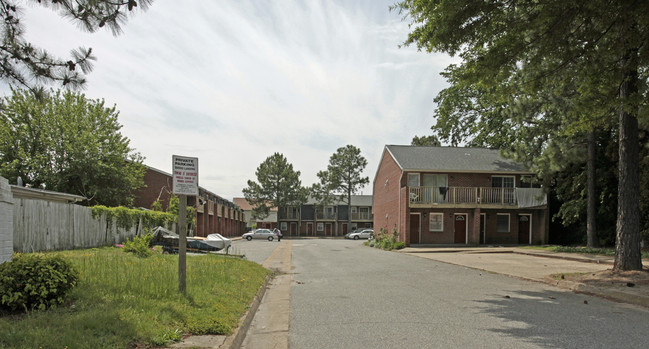 Queen's Landing Apartments in Hampton, VA - Building Photo - Building Photo