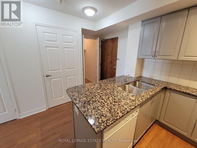 60 Fairfax Crescent in Toronto, ON - Building Photo - Building Photo