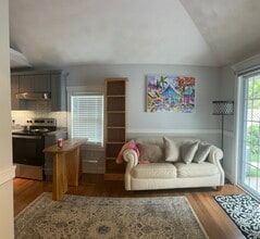 151 Overlook Dr, Unit Fully Furnished In Law in East Greenwich, RI - Building Photo - Building Photo