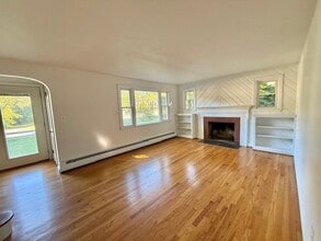 236 Hubbard St in Glastonbury, CT - Building Photo - Building Photo