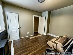 16 Lakeville Rd, Unit 1 in Boston, MA - Foto de edificio - Building Photo