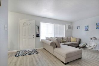 Valley Oaks Apartments in Los Banos, CA - Building Photo - Interior Photo