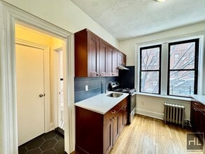 79 STREET Stunning 2 bedroom close to all, Unit 2B in Queens, NY - Foto de edificio - Building Photo